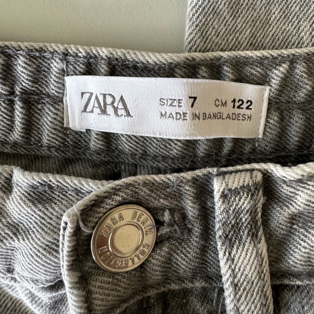 Super cute girls size 7 mom jeans.